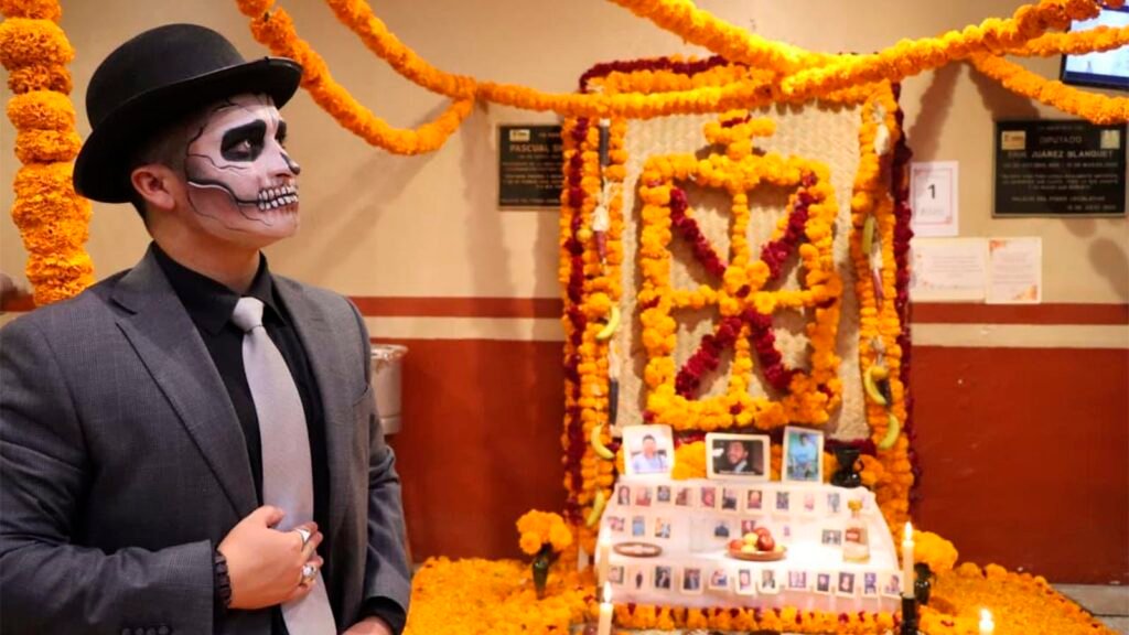 La Auditoría Superior de Michoacán ganó el concurso de altares de Día de Muertos del Congreso estatal con una ofrenda dedicada a Cecilia Bautista Caballero. El Palacio Legislativo permanecerá abierto al público hasta las 22:00 horas del 30 de octubre.