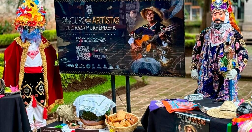 Pireris, músicos o danzantes durante una edición del Concurso Artístico de la Raza P’urhépecha en Zacán.