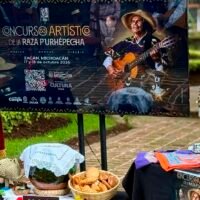 Pireris, músicos o danzantes durante una edición del Concurso Artístico de la Raza P’urhépecha en Zacán.