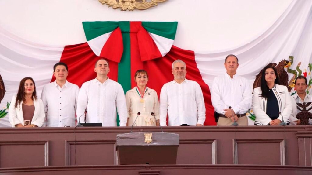 El Congreso de Michoacán entregó la Condecoración Constitución de 1814 al Colegio de Abogadas por sus 51 años de trayectoria. Durante la ceremonia, el diputado Juan Antonio Magaña de la Mora llamó a fortalecer las oportunidades para los jóvenes de Tierra Caliente.