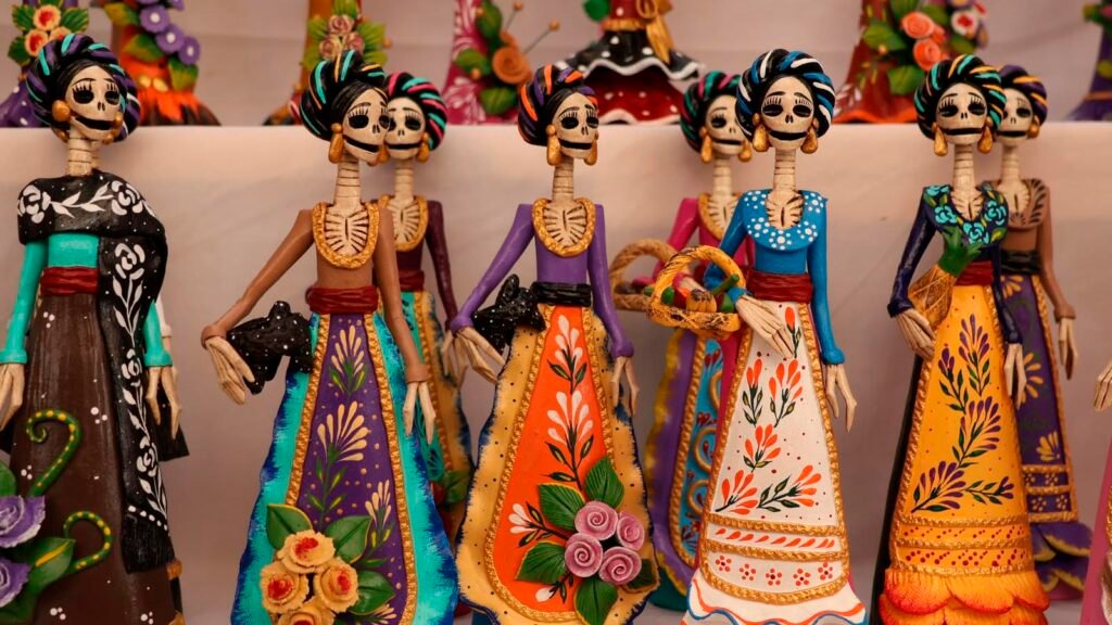 Exposición de catrinas de barro durante la Feria de la Catrina en Capula 2026, en Morelia, Michoacán.