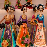 Exposición de catrinas de barro durante la Feria de la Catrina en Capula 2026, en Morelia, Michoacán.