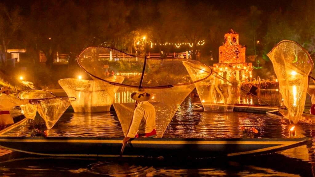 Canoas iluminadas durante la representación El camino de las ánimas en los manantiales de Urandén, Michoacán.