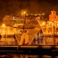 Canoas iluminadas durante la representación El camino de las ánimas en los manantiales de Urandén, Michoacán.