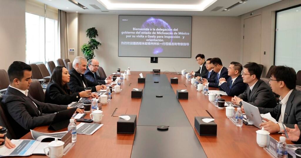 Directivos de Geely Automobile Group expresaron interés en explorar oportunidades de cooperación e inversión vinculadas al puerto de Lázaro Cárdenas durante una reunión con el gobernador Alfredo Ramírez Bedolla en Hangzhou, China. El encuentro no derivó en un acuerdo de inversión anunciado.
