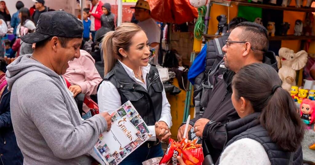 Grecia Aguilar recorrió Angangueo para entregar casa por casa su Segundo Informe Legislativo y exponer acciones sobre juventudes, salud, educación e innovación.