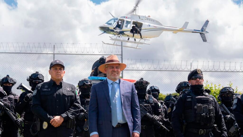 Vehículos y personal especializado de la Guardia Civil de Michoacán.