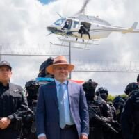 Vehículos y personal especializado de la Guardia Civil de Michoacán.