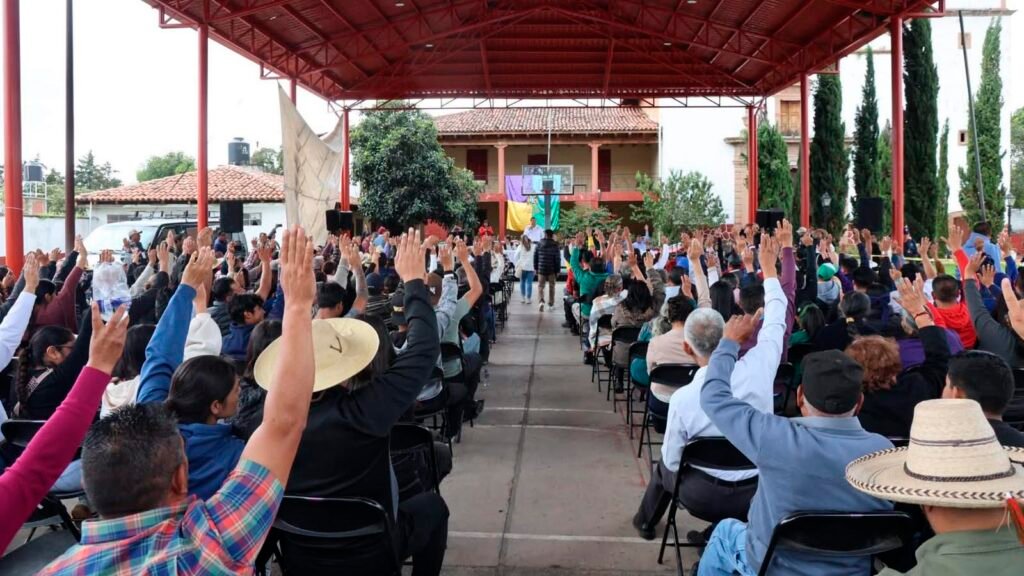 Consulta comunitaria sobre autogobierno indígena y presupuesto directo en Huecorio, Pátzcuaro.