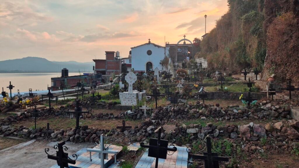 Janitzio en Noche de Muertos 2026, celebración tradicional en el lago de Pátzcuaro, Michoacán.