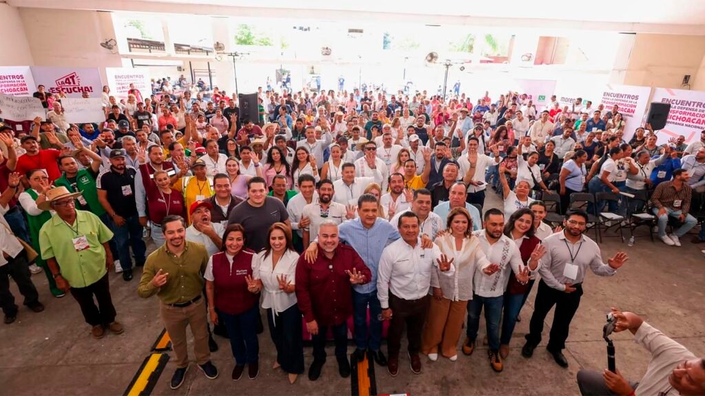 Carlos Torres Piña encabezó el encuentro «La 4T te escucha» en Nueva Italia, donde cerca de 500 asistentes participaron en un ejercicio de consulta regional. Representantes de Morena y PVEM expresaron su respaldo al coordinador estatal, quien planteó construir las siguientes acciones del movimiento a partir de las necesidades ciudadanas.