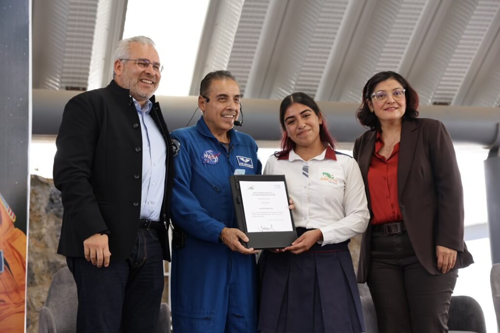 El astronauta José Hernández compartió su historia con estudiantes de Morelia al iniciar un ciclo de conferencias que recorrerá siete municipios de Michoacán.
