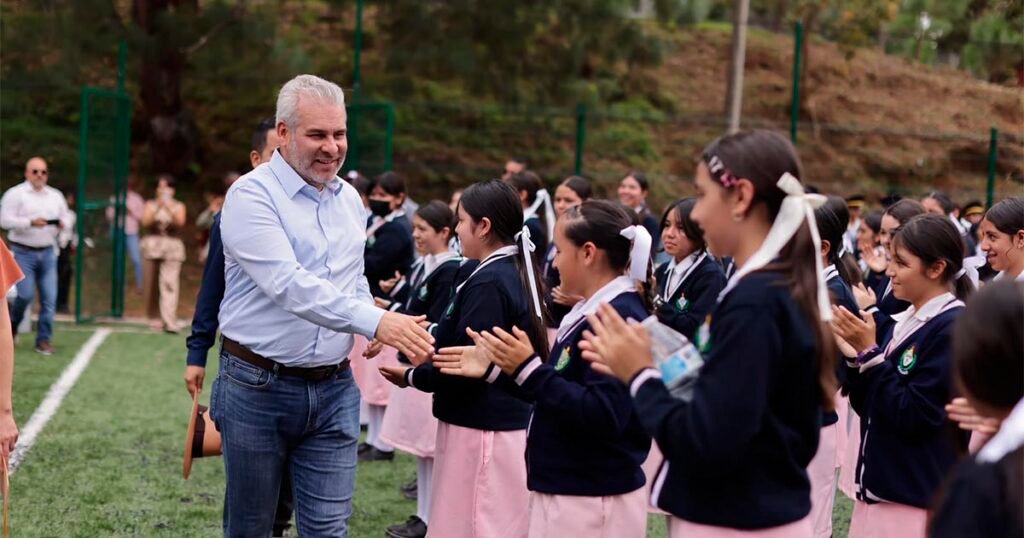 Alfredo Ramírez Bedolla durante un acto relacionado con educación en Michoacán.