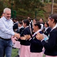 Alfredo Ramírez Bedolla durante un acto relacionado con educación en Michoacán.