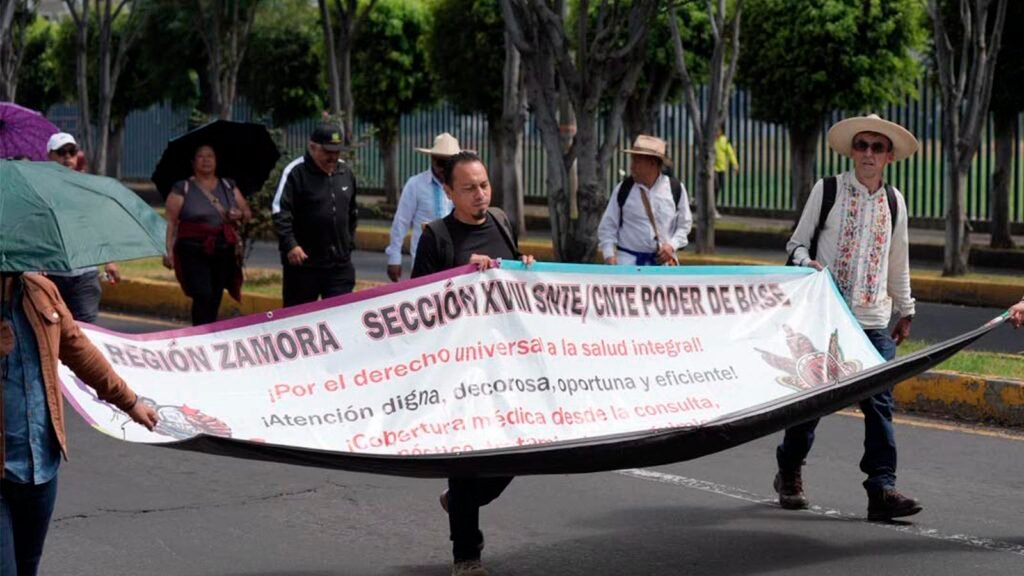 Trabajadores de educación indígena marcharon en Morelia para denunciar falta de maestros e inseguridad en comunidades de Michoacán.
