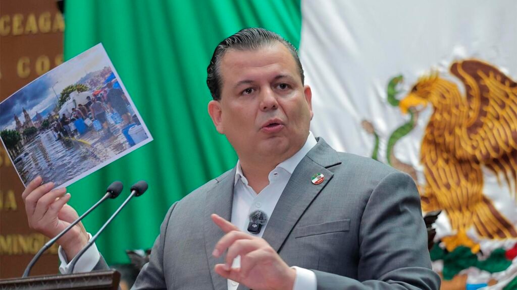 Memo Valencia presentó una iniciativa para incorporar sistemas de captación y reutilización de agua pluvial en nuevos fraccionamientos, condominios y edificios públicos de Michoacán. La propuesta también busca reducir escurrimientos urbanos y respetar las construcciones previamente autorizadas.