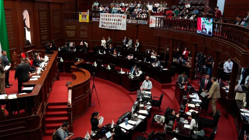 El Congreso de Michoacán aprobó por unanimidad la Ley de Búsqueda de Personas Desaparecidas. La legislación establece búsqueda inmediata desde el primer reporte, coordinación entre instituciones, un registro estatal y faltas graves por negligencia o uso indebido de información.