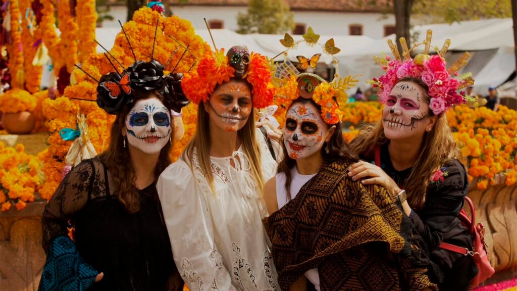 Turistas de China, Francia, Argentina, Estados Unidos y distintas entidades de México recorren Michoacán para vivir la Noche de Muertos 2026. Pátzcuaro, Janitzio, Tzintzuntzan, Quiroga y Capula se encuentran entre los destinos visitados durante esta temporada.