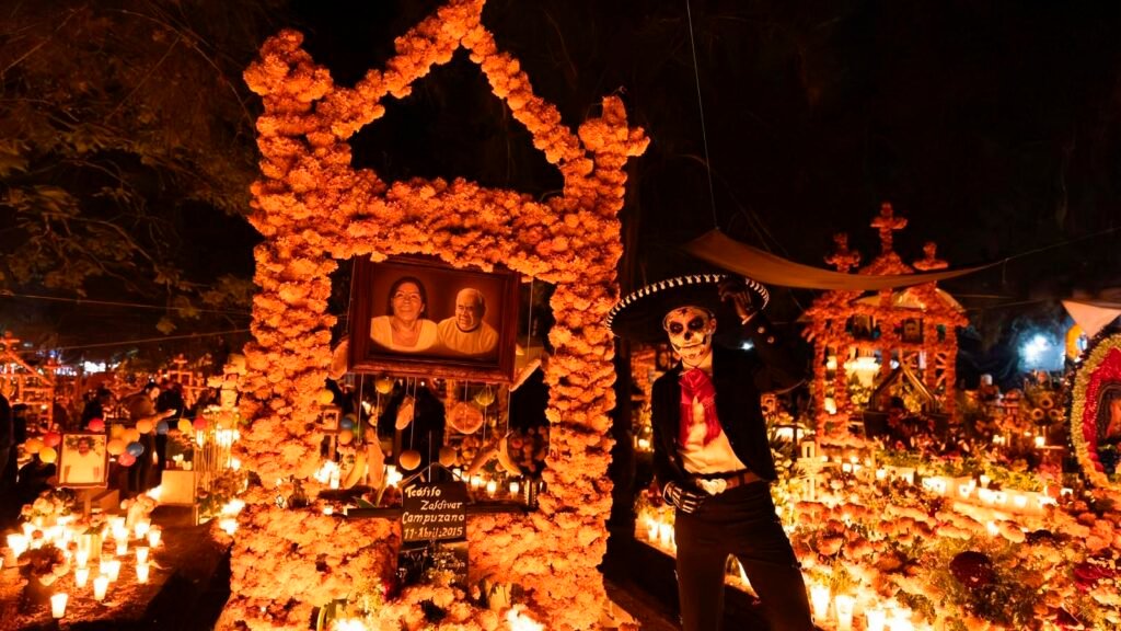 Michoacán ofrece más de 700 actividades por la Noche de Muertos 2026, distribuidas en sus siete regiones turísticas. La programación incluye desfiles de catrinas, ferias artesanales, altares, festivales gastronómicos y funciones nocturnas de «El Camino de las Ánimas» en Urandén.