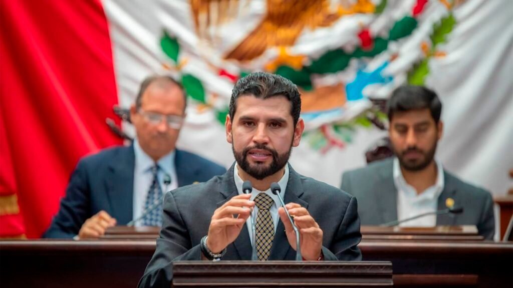 Octavio Ocampo durante actividades legislativas relacionadas con la autonomía sindical en Michoacán.