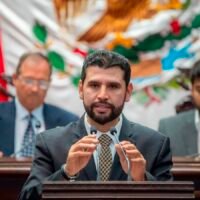 Octavio Ocampo durante actividades legislativas relacionadas con la autonomía sindical en Michoacán.