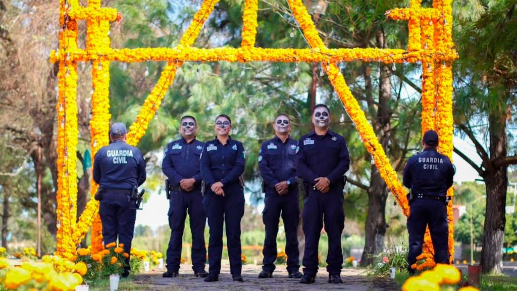 La SSP desplegó 2 mil elementos de la Guardia Civil en Michoacán por Noche de Muertos. El operativo contempla vigilancia carretera y lacustre ante una afluencia estimada de 300 mil visitantes.