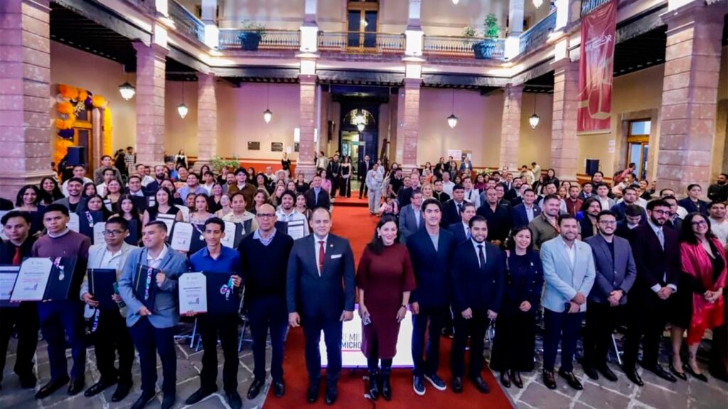 Jóvenes galardonados con el Premio Michoacano de la Juventud 2026 durante la ceremonia de reconocimiento en Morelia.
