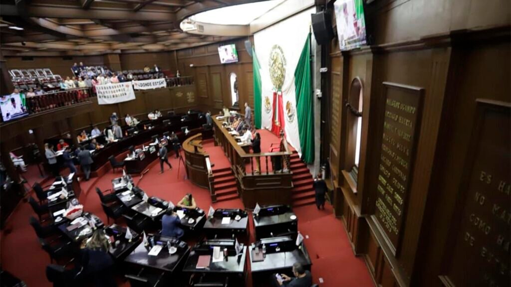 El Congreso de Michoacán aprobó reformas a la Ley Orgánica Municipal para incorporar un máximo de 15 regidurías y promover la corrección de irregularidades administrativas antes de aplicar sanciones, cuando sea legalmente posible. Los ayuntamientos conservarán su integración actual.