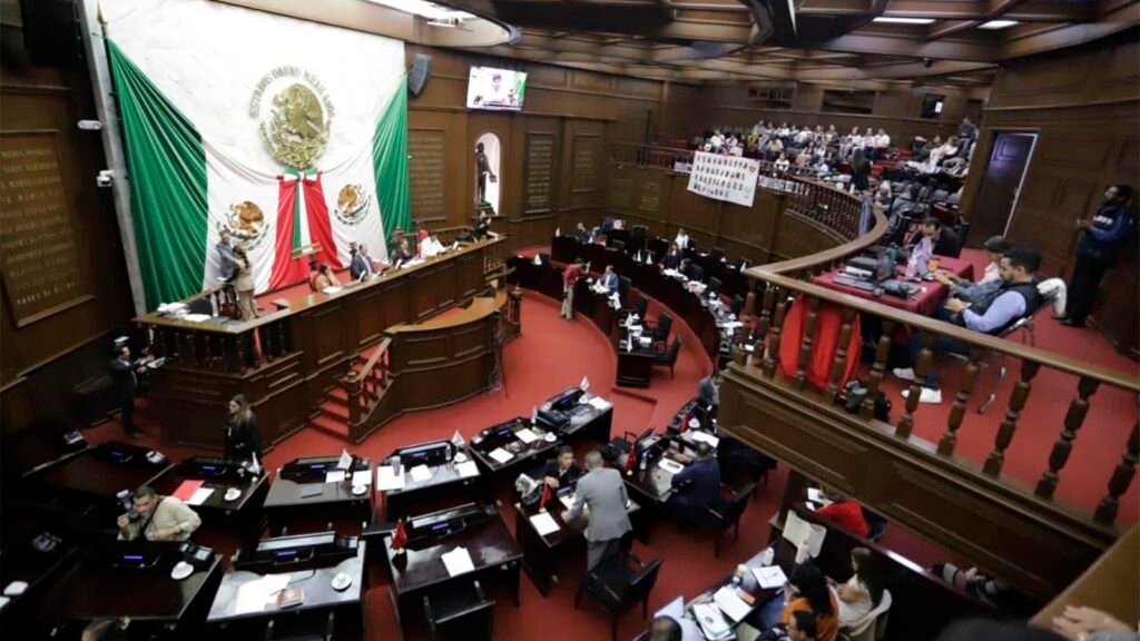 El Congreso de Michoacán aprobó reformas a la Ley de Salud Mental para fortalecer el trato digno, la comunicación respetuosa y la capacitación continua del personal. Los cambios a los artículos 47, 51 y 53 buscan prevenir la discriminación y las prácticas estigmatizantes en los servicios de atención.