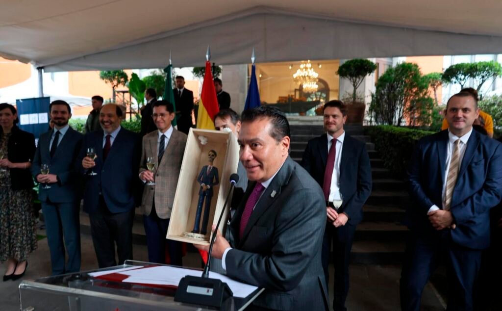 Roberto Monroy García entrega una catrina de Capula al embajador de España en México.
