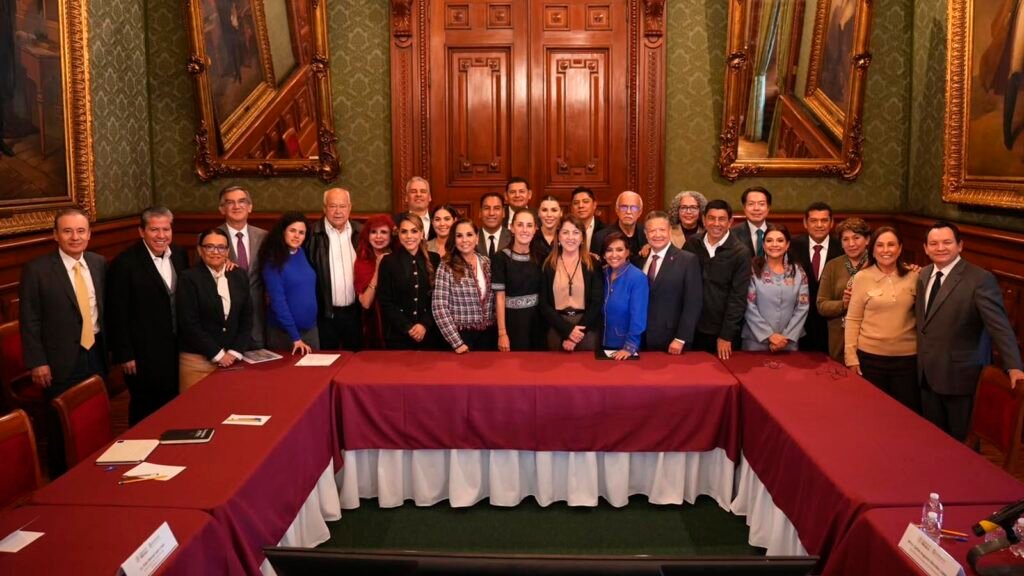 Claudia Sheinbaum y Alfredo Ramírez Bedolla revisan avances de Vivienda para el Bienestar e IMSS-Bienestar.