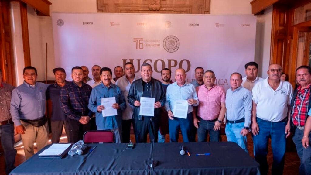 El diputado Juan Carlos Barragán respaldó una iniciativa ciudadana para distribuir los subsidios públicos entre distintas modalidades de transporte en Michoacán. La propuesta plantea incluir combis, urbanos, taxis y plataformas digitales, además de los nuevos sistemas de movilidad.