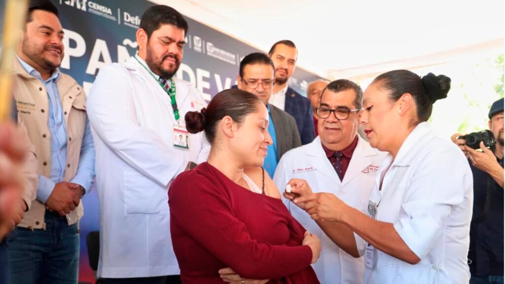 Michoacán inició su campaña de vacunación invernal 2026-2027, que permanecerá vigente hasta el 3 de abril. La Secretaría de Salud anunció dosis gratuitas contra influenza, COVID-19 y neumococo, además de una estrategia paralela de vacunación contra el VPH.